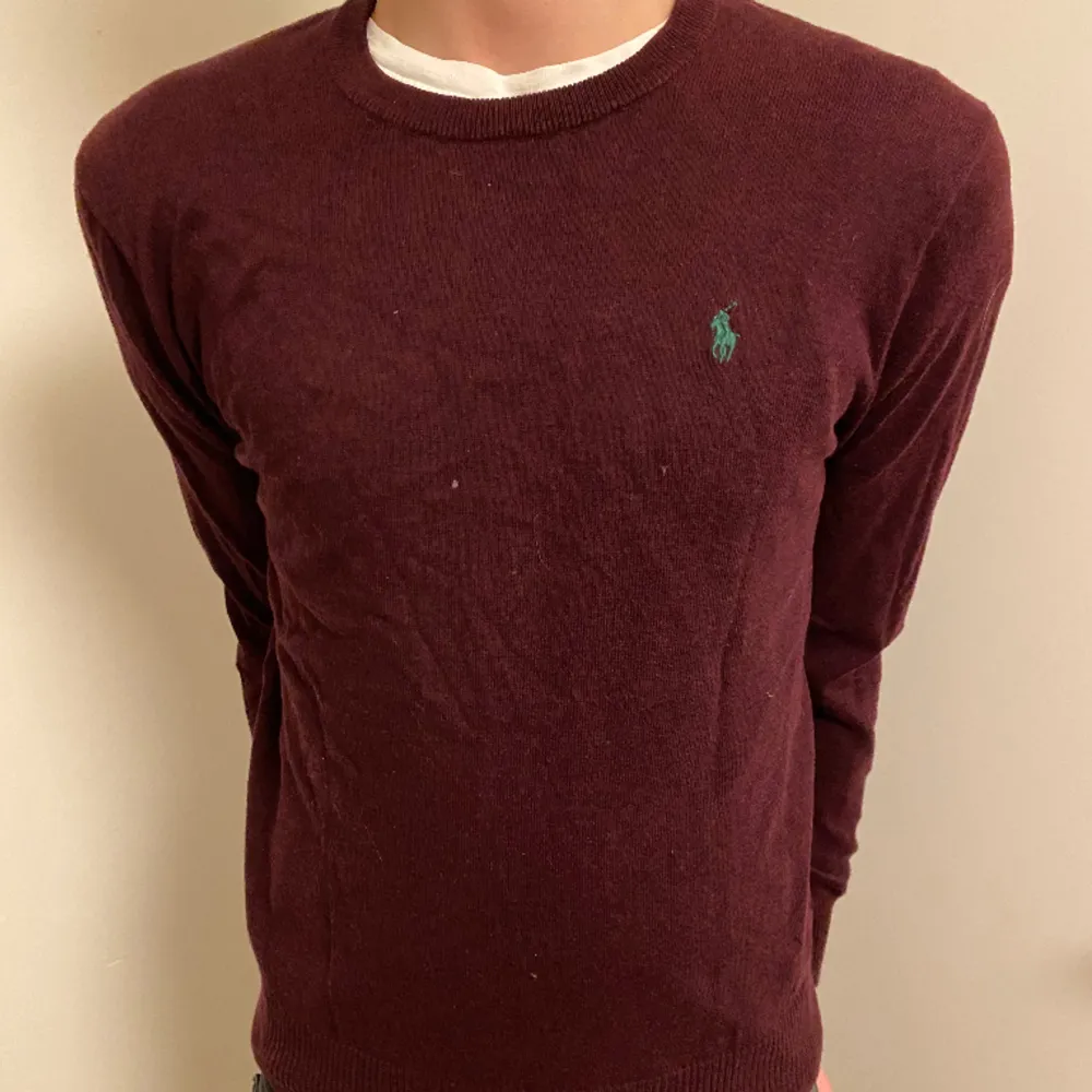 Vinröd tröja från Ralph Lauren, storlek 14-16 år (XS/S). Lite små fläckar men går att få bort. Tröjor & Koftor.