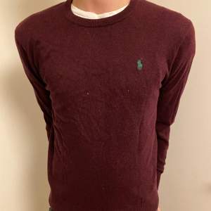 Vinröd tröja från Ralph Lauren, storlek 14-16 år (XS/S). Lite små fläckar men går att få bort