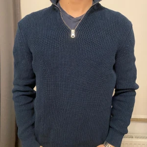 Zara zip stickad! - Säljer min brors fina stickade zip up! Jätte fint skick! Skriv för fler bilder och frågor 