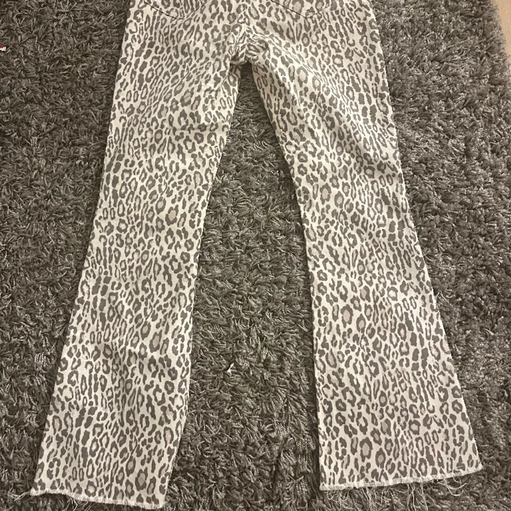 Bootcut leopard jeans från nakd köpta på vinted men passar inte mig så har inga bilder hur dom sitter på!!. Storlek 36 men skulle säga att de sitter som en 34💕 Innerbenslängd är 73cm☺️. Jeans & Byxor.