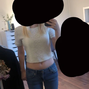 Stickad T-shirt - Den är bra skick nästan aldrig använd, köpte den här på Plick då den aldrig var använd och jag har knappt använd tröjan själv  