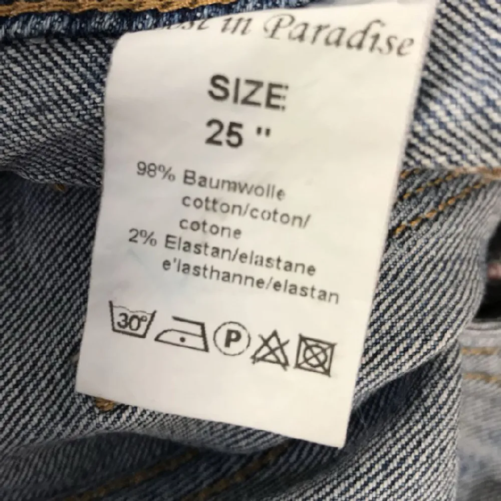 Säljer dessa supersnygga jeans från ”lost in paradise” 🩵 de är i storlek 25 men är för stora för mig så kan ej skicka bilder på!☺️priset är diskuterbart 🤗. Jeans & Byxor.