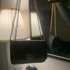 Stilren väska 👜 Vet inte vart den är ifrån då jag köpt den för länge sedan. Har kanppt använder den. Super fint skick:) hör av er vid frågor ❤️