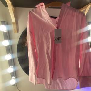 Helt ny rosa skjorta från Zara i storlek s😍 Orginalpris: 329kr Mitt pris: 99kr🤍