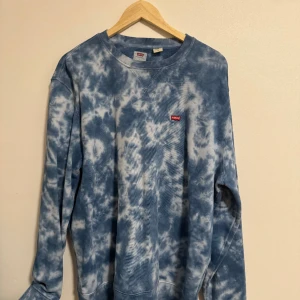 Blå Levis sweatshirt  - Storlek L  