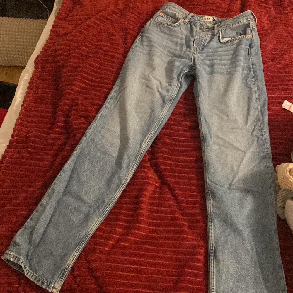 lågmidjade jeans från lager💕de är ljusblåa och i strl s. jag är 175 för referens . Jeans & Byxor.