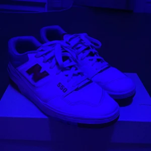 New balance 550 - Säljer nu mina new balance 550, riktigt bra sick, inga skador alls, köpta på foot locker 