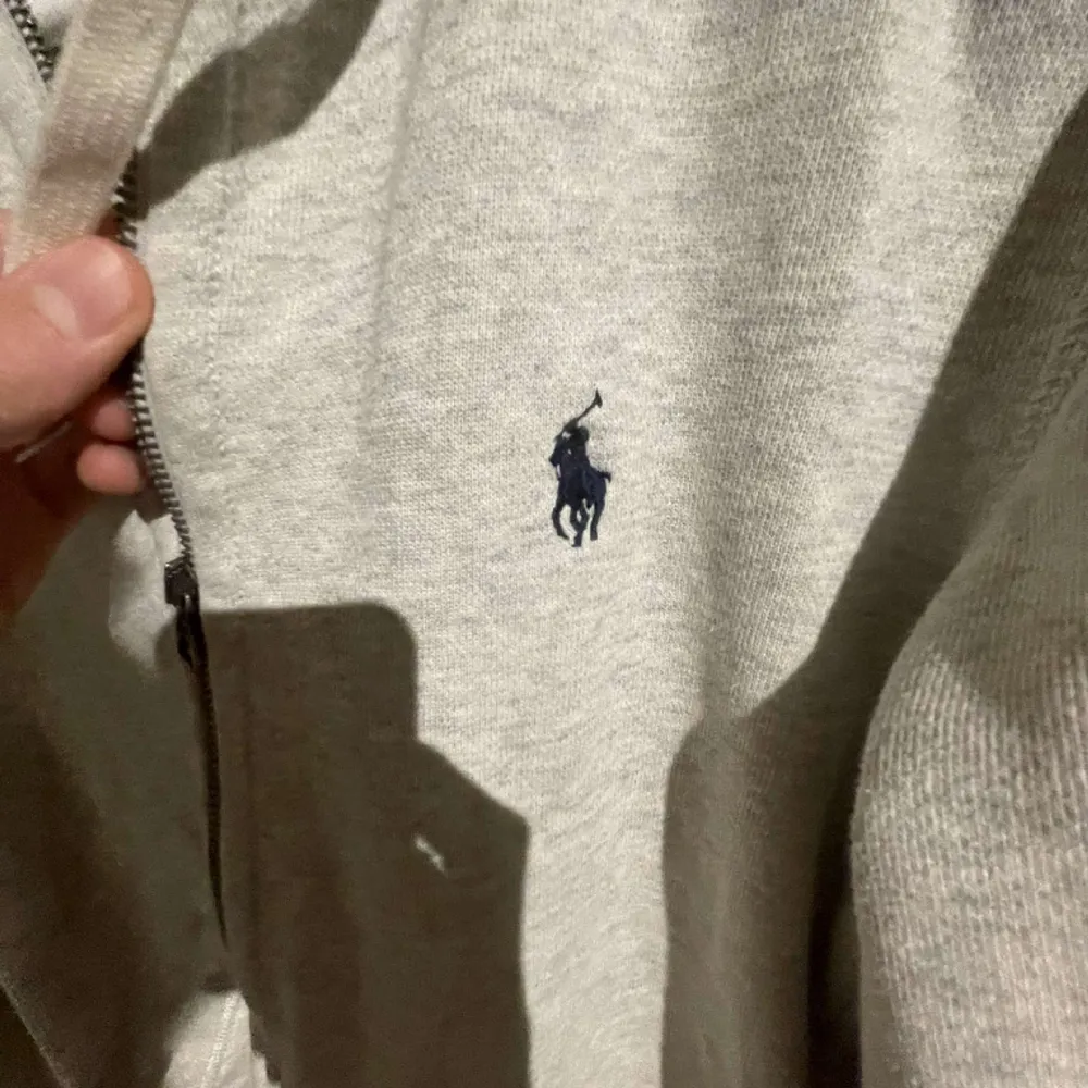 Hej, säljer en riktig snygg välomhändetagen Ralph lauren hoddie! Den är både snygg och fräsch! Det är strl s! Vid funderingar så är det bara att skriva! 🙌🏼. Hoodies.