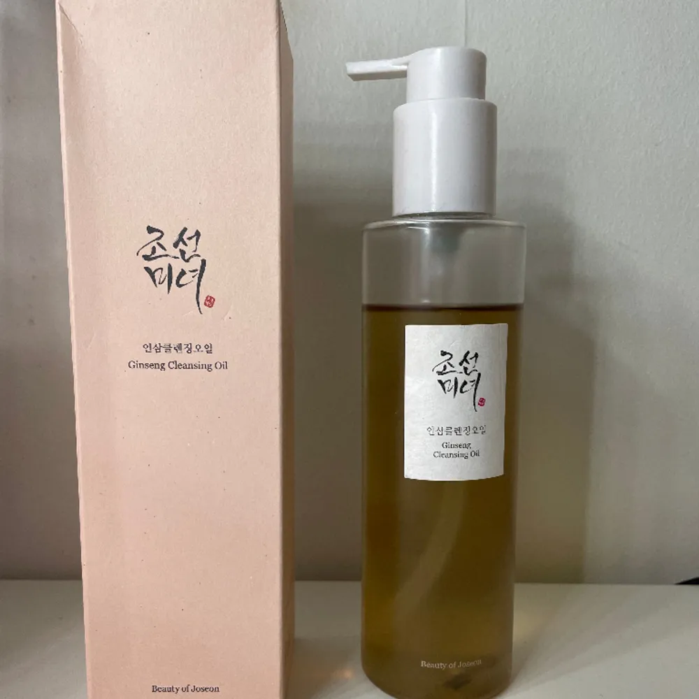 Säljer denna cleansing oil från beauty of Joseon eftersom att den ej funkade för mig, lite mindre än 210 ml. Övrigt.