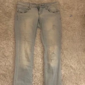 Lågmidjade ljusblå jeans  - As snygga Lågmidjade jeans i bra skick, passar en XS, skriv för exakta måtten💗💗