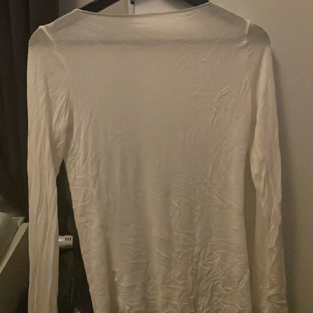 Intemissimi tröja som jag aldrig har använt, jätte bra skick. Köpte för några månader sedan men fick ingen nytta av den💕förgen är smutsvit❤️skriv ifall ni har fler frågor💕💕💕. Toppar.