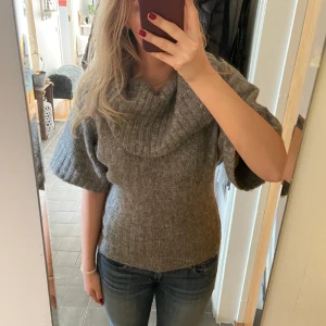 Kortärmad stickad tröja  - Så fin stickad kortärmad tröja med krage, går även att ha off shoulder som på bilden!💓