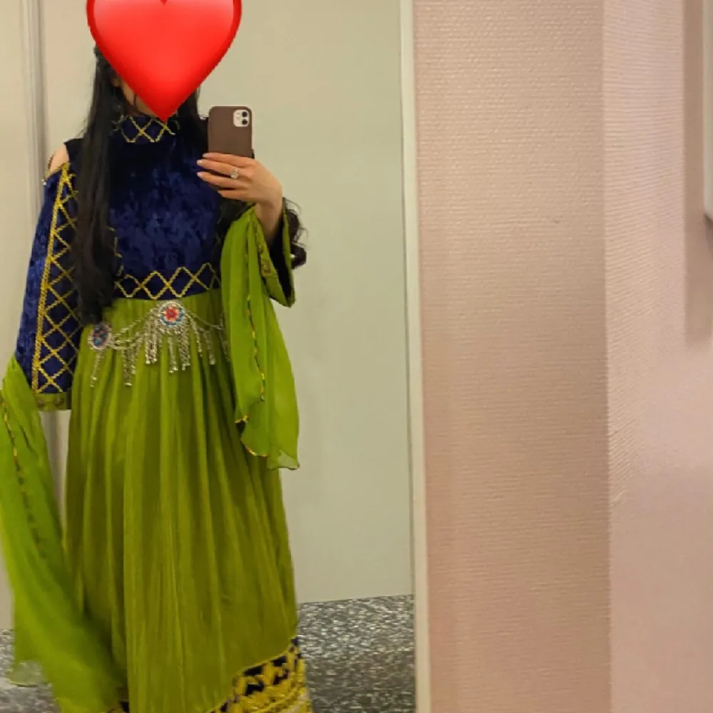 Säljer min fina afghanska klänning, även känd som Aryana Sayeeds klänning, har använt två gånger, storlek S/M, säljer den för 1600kr. Jag har själv storlek Xs o den passar perfekt:) . Klänningar.