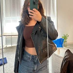 VINYLJACKA - Unik vinyljacka från oasis, knappt använd. Strl L, men är mycket liten i strl, mer som en stor S