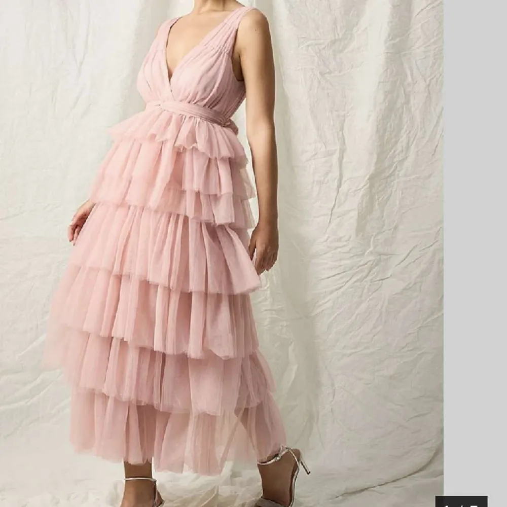 Säljer denna fina balklänning som är helt oanvänd med prislapp kvar!!!  Kontakta för egna bilder🫶🏼Nypris: 2000 kr💗. Klänningar.
