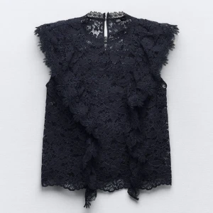 Spetstopp med volanger  - Jätte fin spetstopp med volanger från zara. Säljer den då den inte har kommit till användning prislappen sitter fotfarande på 