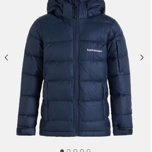 Peak Performance jacka - Säljer min peak performance jacka i väldigt bra skick, knappt använd kostar runt 4000 och är nästan helt slutsåld💞