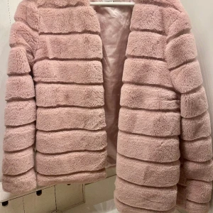 Pälsliknande jacka  - Jättefin pälsliknande jacka