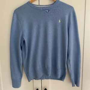 💫POLO RALPH LAUREN - SWEATSHIRT💫 - Säljer en riktigt snygg Ralph Lauren sweatshirt i färgen ljusblå🤩Den är i 10/10 skick då den är knappt använd eftersom den var för liten för mig👍Storlek: S/Small. Nypris är 1400kr men säljer den för 650kr. Dm för fler frågor😋 