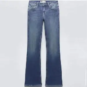 Lowwaist boot cut jeans från zara. Använt få gånger, fint skick. Slut sålda på zara. Pris är diskuterbart. ( skriv för mer bilder )😘😘