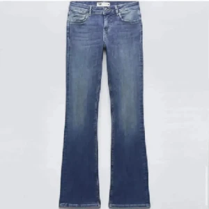 Zara bootcut jeans - Lowwaist boot cut jeans från zara. Använt få gånger, fint skick. Slut sålda på zara. Pris är diskuterbart. ( skriv för mer bilder )😘😘