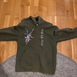 One Of One zip  - Tröjan är en sällsynt tröja från One Of One som aldrig kommer säljas igen! Färgen är dark green och sitter perfekt i passform!  Säljer den pga av att jag inte använder den längre.