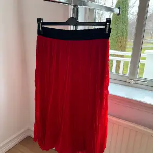 Röd lång kjol, köpt på rock n romance på Smögen. Är i storlek XS men passar S/M