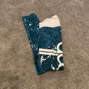 Aimn tights! - Jättefina träningstights från Aimn. I nyskick men säljs för att dom inte kommer till användning! Lite långa för mig som är 165 cm men går att dra upp så dom sitter ändå väldigt bra!