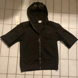 Cp company kofta/zip hoodie  - Säljer denna c.p company hoodie som jag köpte från Plick från en person ,  då den inte passade mig i storlek . Det är storlek m men passar s 