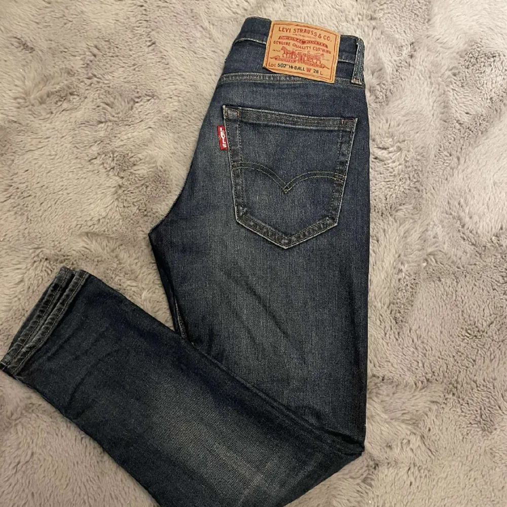 Levi's jeans 502 HI-BALL slim fit, Fint skick endas använda fåtal gånger. Nypris 1299 mitt pris 300.. Jeans & Byxor.