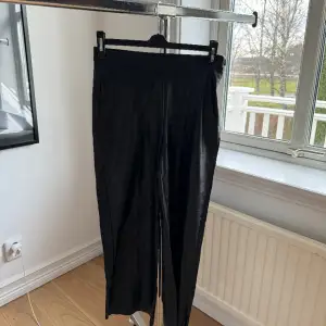 Säljer tre par skinnbyxor från Gina tricot i en rak modell. Finns i beige svart och brunn. Säljer antingen 80kr/st eller 3 för 200kr. Är i storlek xs men stretchiga så passar S/M