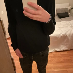 Ralph Lauren crewneck! - Tjena! Säljer nu min snygga crewneck ifrån Ralph Lauren! Skicket är grymt bra utan några defekter! Storleken är M. Tröjan är i en riktigt snygg marinblå färg Nypris ca 1900kr!  Vid frågor eller funderingar så är det bara att skriva!🙌😉