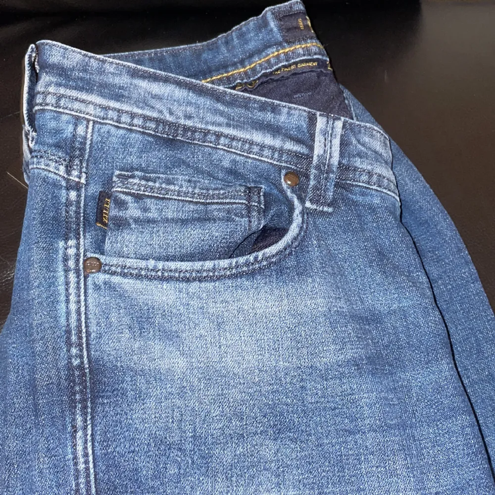 Mörkblåa jeans som är fina har används max två gånger.. Jeans & Byxor.
