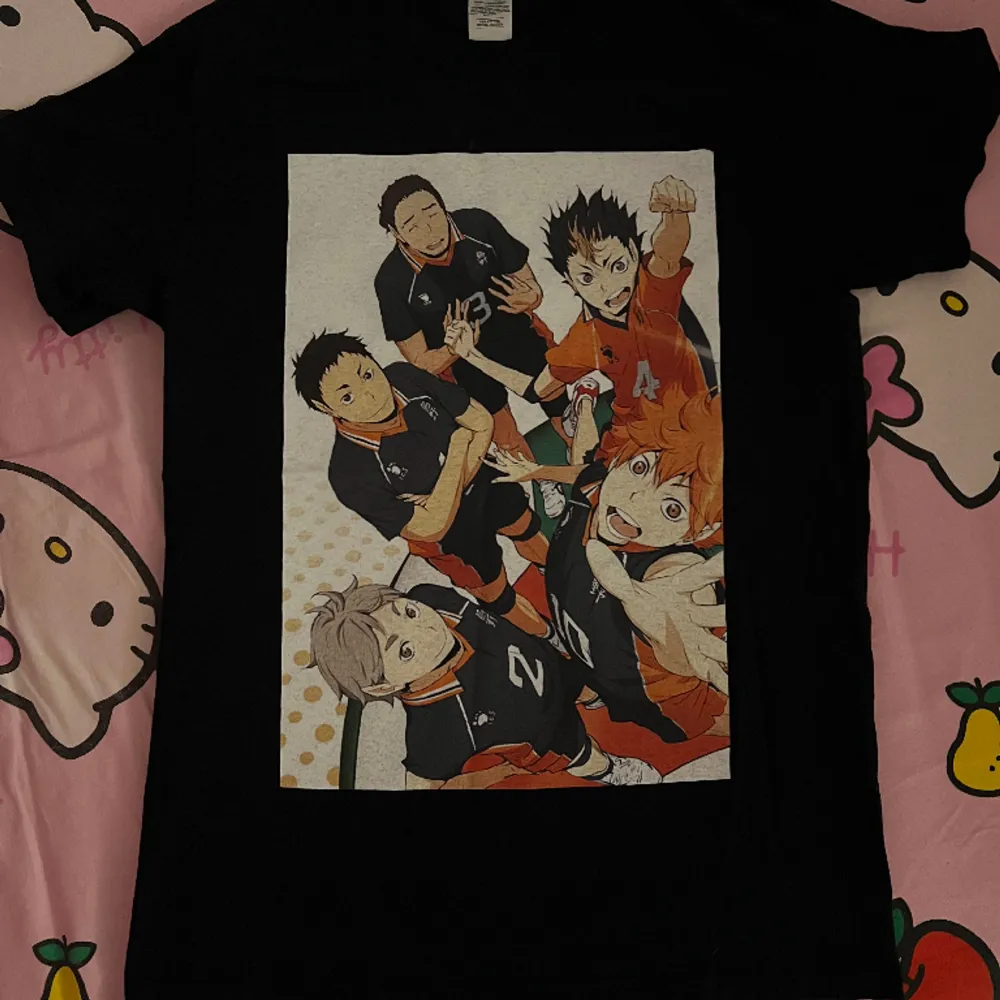 Säljer min knappt använda t-shirt med motiv från anime serien Haikyuu!!  Köpt på Redbubble för några år sedan men har för det mesta legat i garderoben.  100% bomull  Inga defekter  :) Kontakta mig ifall ni har frågor ! <3. T-shirts.