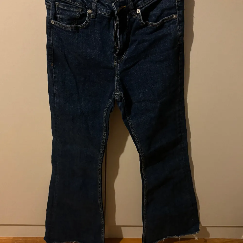 Midwaist flare jeans från mango i strl 34, avklippta längst ner så dem är perfekt i längden för 155cm och under! Väldigt sparsamt använda, skriv för mer bilder!😁. Jeans & Byxor.