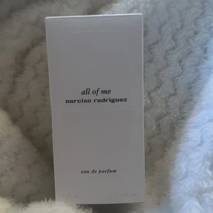 Narciso Rodriguez All of me EDP 90 ml - Råkade beställa den här som jag inte tycker om, har alltså bara sprayat för att lukta. Kan tänka mig sälja för 800.