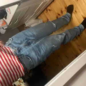 Mörkblå med hål och lite slits  Gina tricot Perfect Jeans strl 40 Passar någon mellan 1,55-160cm! (stor i midjan men kan fixas fint med skärp) Använd fåtalsgånger  Frågor? Kom DM! (Är 1,51cm som referens)