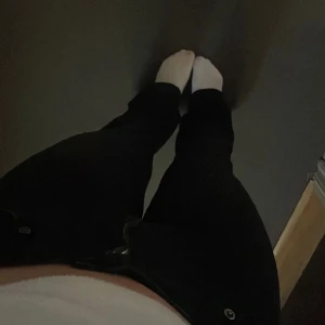 Svarta lågmdijade jeans - Jättefina svarta lågmidjade jeans. Passar mig som är 166 och brukar ha storlek 34