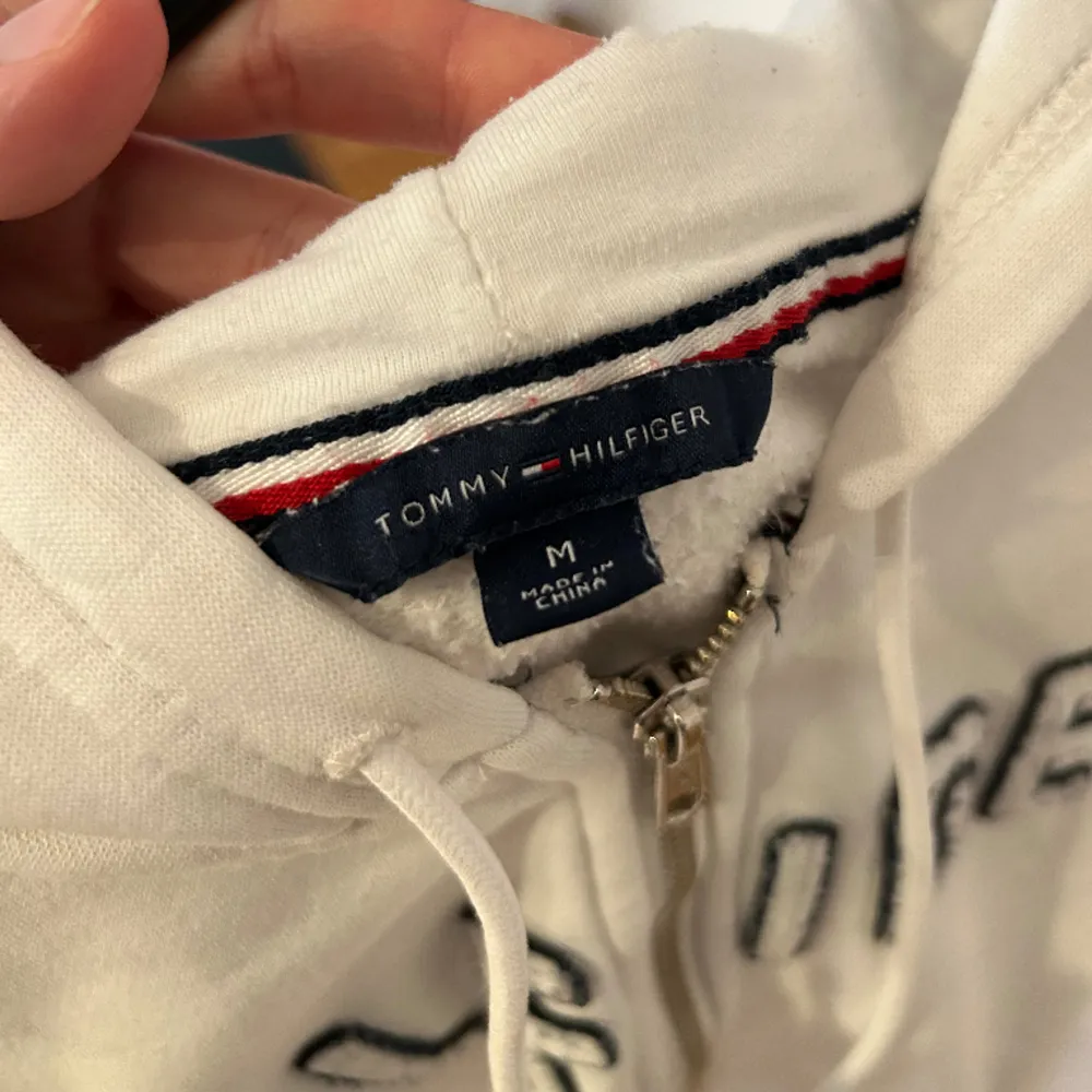 Kofta från Tommy Hilfiger i färgen vit. Bra skick.. Hoodies.