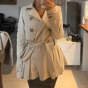 Kappa - Supersöt trenchcoat liknande jacka, bandet i midjan går självklart att ta av om man vill. 