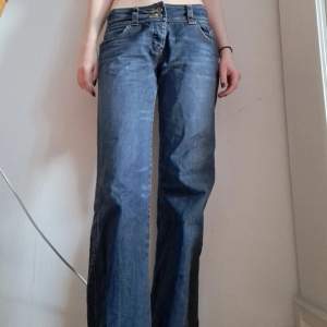 Vida lågmidjade jeans i en mörkblå/grå färg. Coola detaljer som ger en 