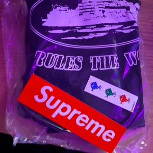 supreme/corteiz rules the world tee - En helt ny supreme tröja  Den är Limited edition collab med corteiz