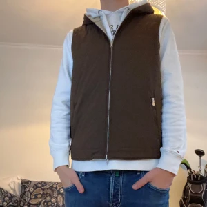 Gran sasso väst reversible  - Säljer nu denna sjukt eftertraktade västen från gran sasso i nyskick! Man kan använda den åt båda hållen och lapp finns med till o med! Nypris 3999kr För fler bilder eller frågor är det bara att skriva!