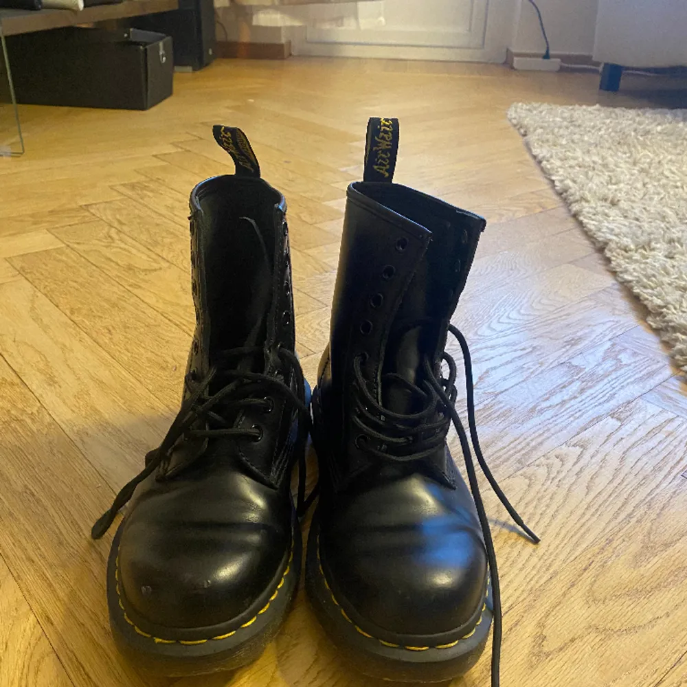 Använda dr Martens i storlek 38. Har ”skav”  längst fram på båda skorna annars jättebra skicka. . Skor.