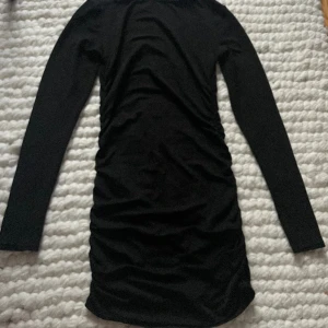 Kort svart glitterklänning - Festlig klänning som funkar till alla tillfällen!  Endast använd 1 gång! Snygga detaljer på sidan som gör att klänningen sitter väldigt snyggt på kroppen små glitter kon ❤️‍🔥🪩 Passar xs/s