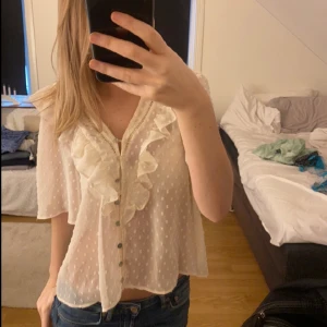 Blus - Så fin blus från zara💞 Säljer då jag aldrig använder den. 