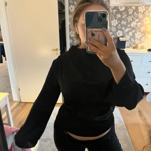 Satintopp  - Så fin satintopp från hm. Helt oanvänd med prislapp kvar!!