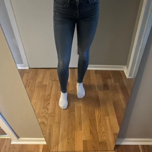 Jeans  - Ett par blåa jeans, lite lägre i midjan, från crocker  Finns en slitning som gått upp lite precis över fickan på rumpan därav priset 