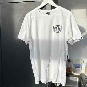 Deus Ex Machina Tshirt - original store - Storlek Large Original butiken på Bali Som ny