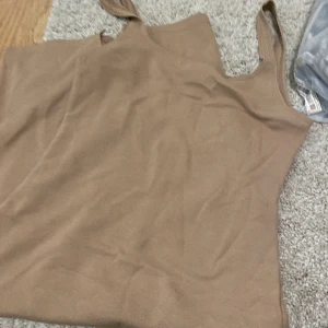 Zara klänning - Beiga zara klänning, använd en sommar